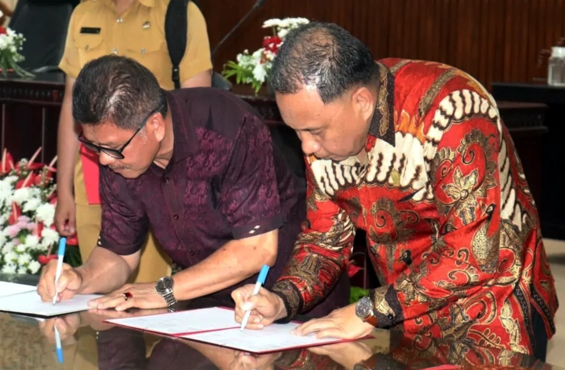 Pjs Wali Kota Tomohon, Fereydy Kaligis dan Ketua DPRD Kota Tomohon, Ferdinand Mono Turang menandatangani naskah dan berita acara penetapan Ranperda APBD Perubahan Kota Tomohon TA 2024 menjadi Perda, pada Rapat Paripurna DPRD, Senin, 30 September 2024.