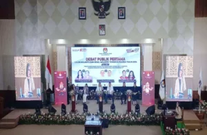 pasangan calon wali kota dan wakil wali kota tomohon pada debat publik pertama, pilkada 2024