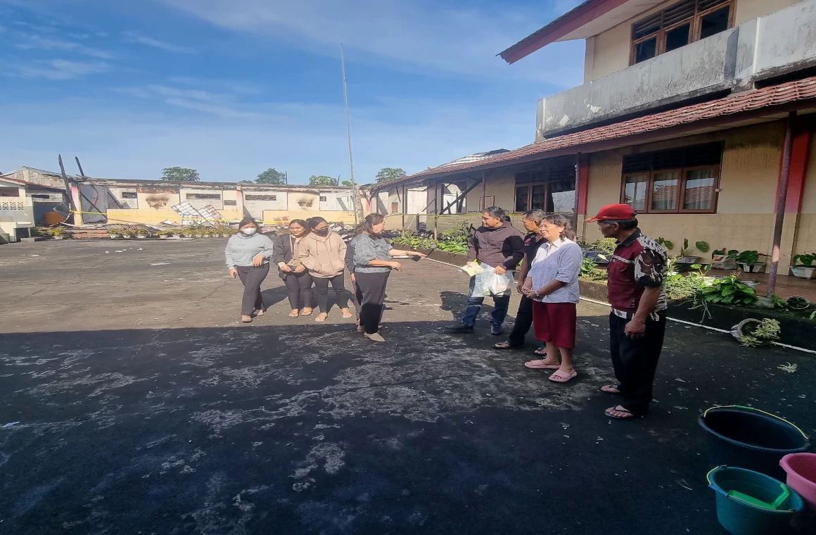 Kepala Dinas Pendidikan dan Kebudayaan Kota Tomohon, Dolvin Juliana Karwur di lokasi kebakaran SD GMIM 6 Tomohon.