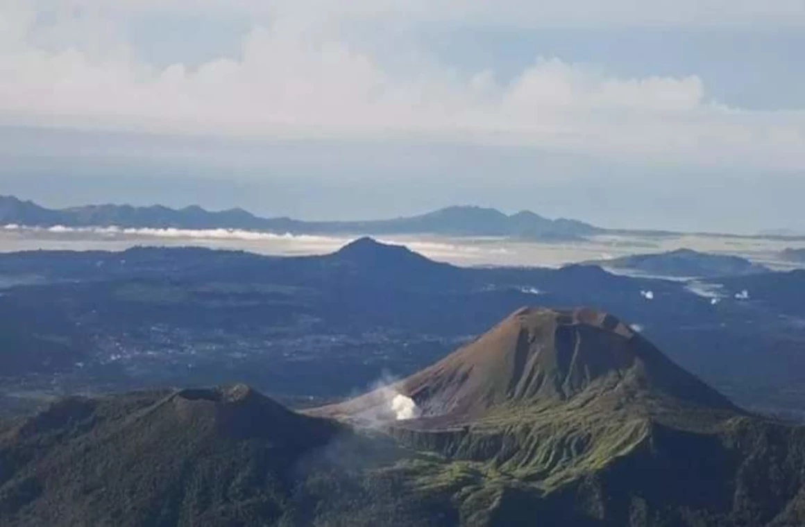 pemandangan indah gunung lokon dengan kawah tompaluan dan alam sekitarnya.