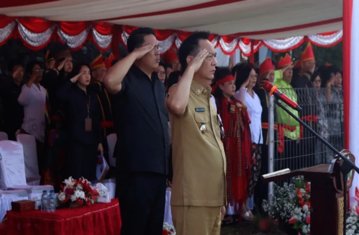 Wali Kota Tomohon, Caroll JA Senduk pada upacara memperingati Hari Guru Nasional di Lapangan Babe Palar, Walian, Kecamatan Tomohon Selatan, Senin, 25 November 2024.