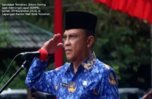 Sekdakot Tomohon, Edwin Roring saat memimpin apel KORPRI, Jumat, 29 November 2024, di Lapangan Kantor Wali Kota Tomohon.