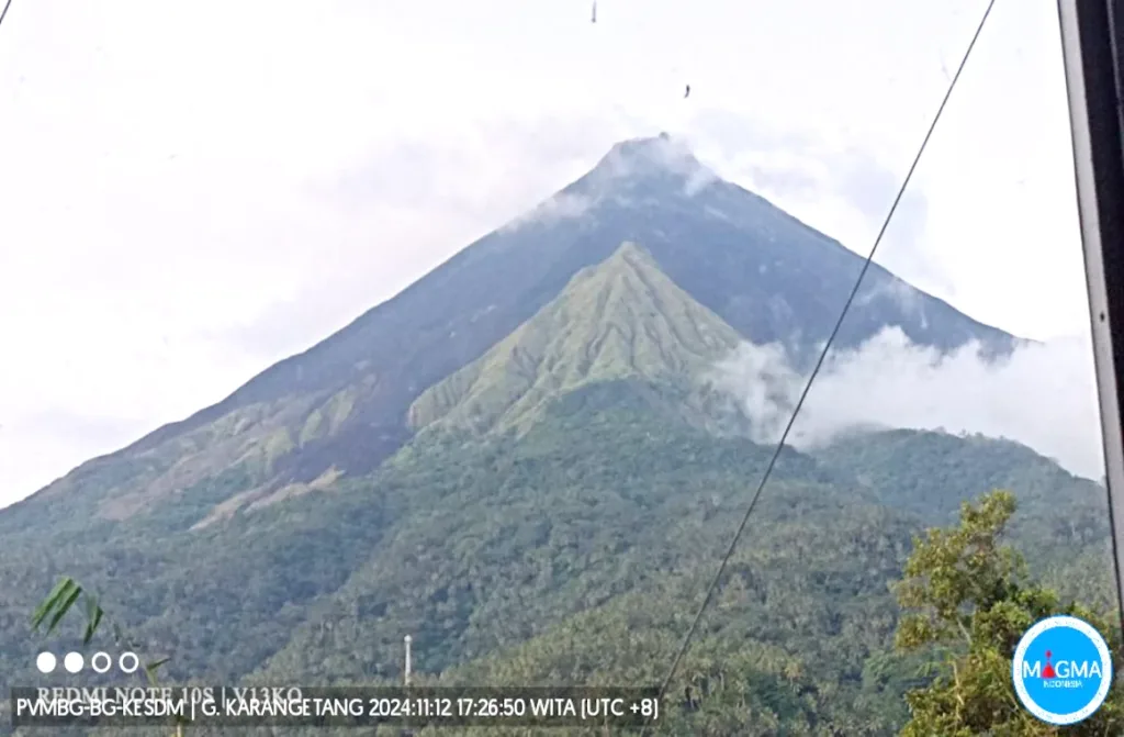 gunung karangetang di kabupaten kepulauan sitaro