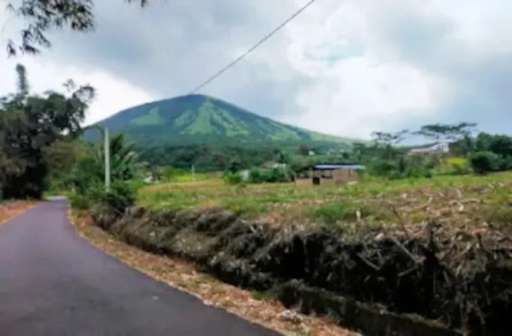 Gunung Lokon yang terletak di Kota Tomohon, Sulawesi Utara.