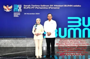 Direktur Utama (Dirut) PT Pertamina (Persero), Simon Aloysius Mantiri bersama mantan Dirut PT Pertamina (Persero), Nicke Widyawati dalam serah terima SK RUPS di Jakarta, Senin, 04 November 2024. (foto: antara/ho-pertamina/am)