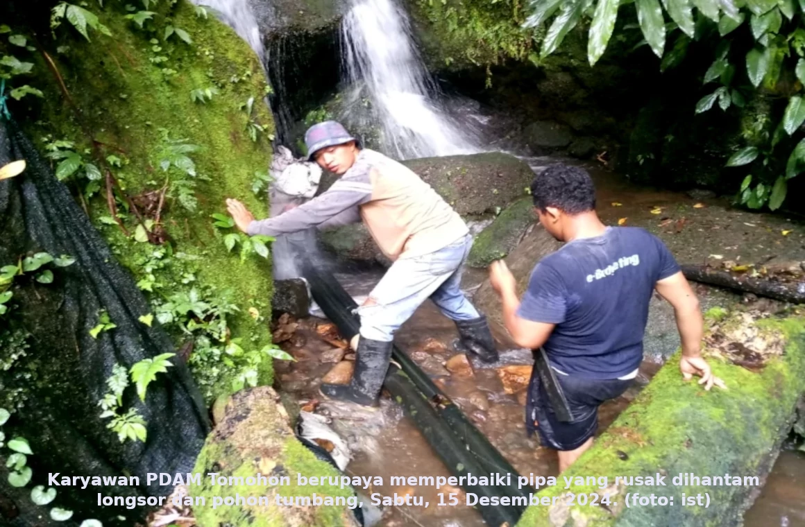 Karyawan PDAM Tomohon berupaya memperbaiki pipa yang rusak dihantam longsor dan pohon tumbang, Sabtu, 15 Desember 2024. (foto: ist)