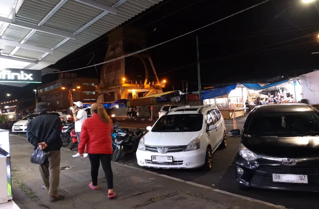 Suasana di pusat kota Tomohon, Selasa, 17 Desember 2024, malam, jelang Natal.