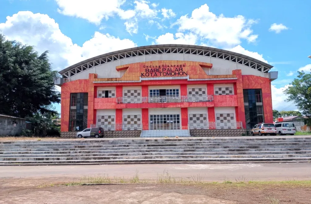 Gelanggang Olahraga (GOR) Babe Palar di kompleks Stadion Babe Palar, Walian, Kecamatan Tomohon Selatan.