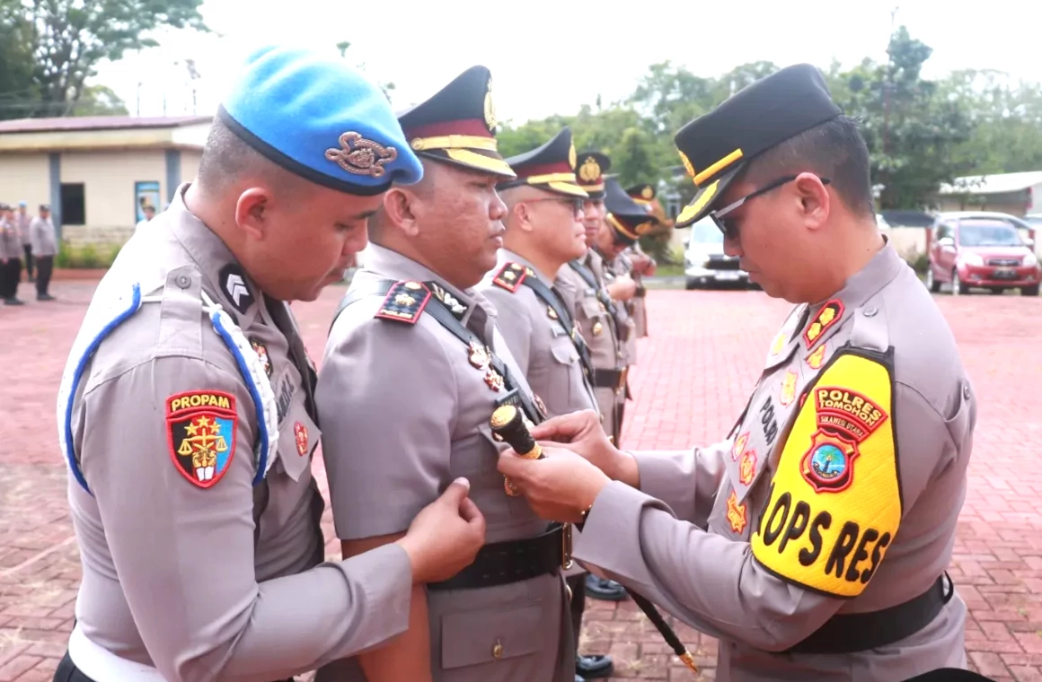 Kapolres Tomohon, AKBP Nur Kholis, Kamis, 16 Januari 2025, memimpin sertijab Wakapolres, Kasat Reserse Narkoba dan Kasat Lantas Polres Tomohon.