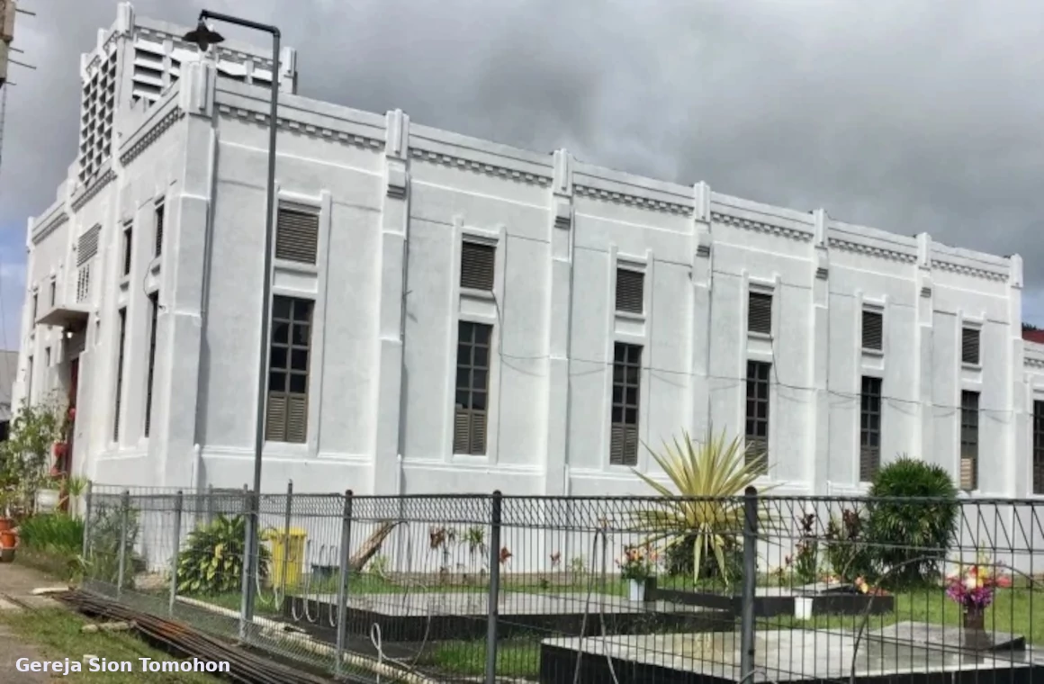 Gereja Sion yang berada di pusat Kota Tomohon. Ini adalah salah satu gereja tua yang ada di tanah Minahasa.