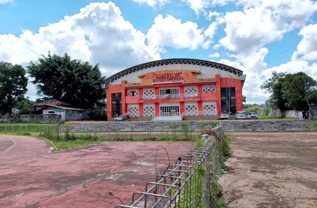 Gelanggang Olahraga (GOR) Babe Palar di kompleks Stadion Babe Palar, Walian, Kecamatan Tomohon Selatan.