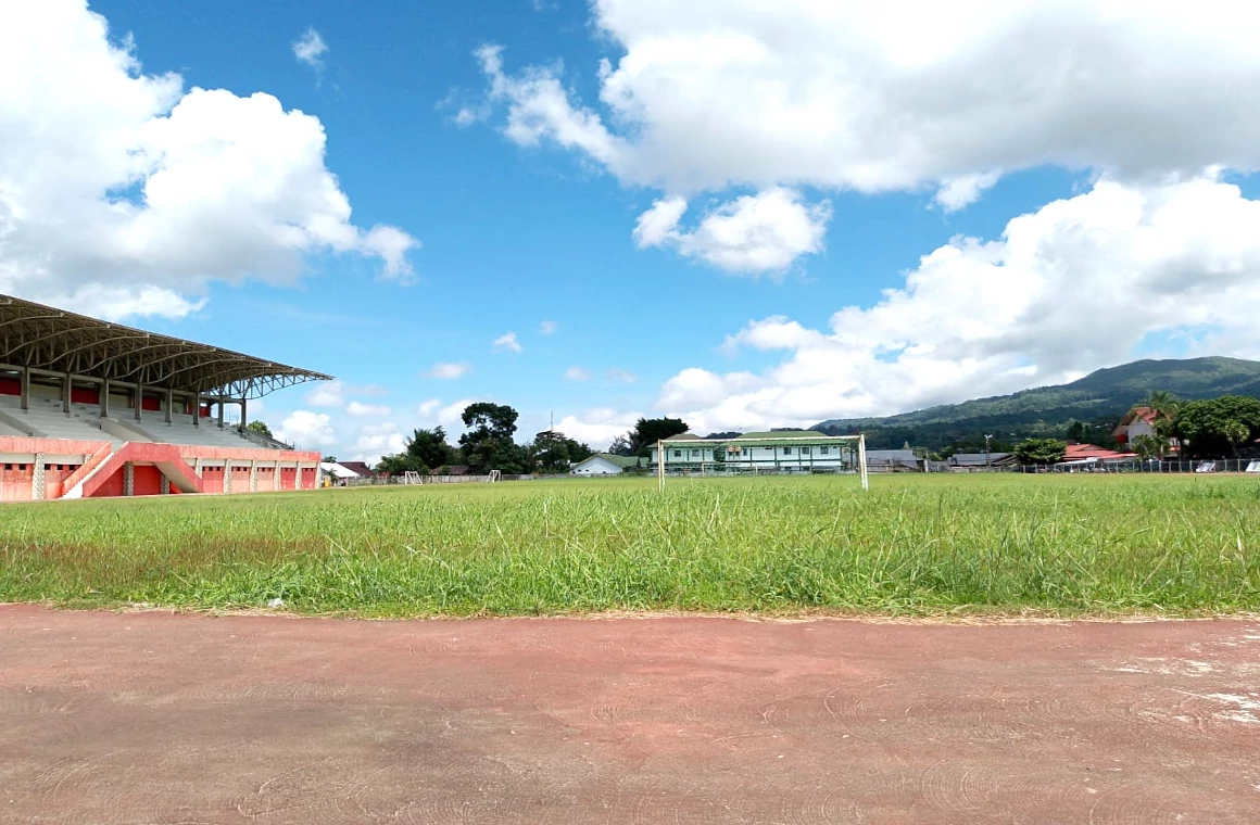 Tribun dan lapangan sepak bola di kompleks Stadion Babe Palar, Walian, Kecamatan Tomohon Selatan.