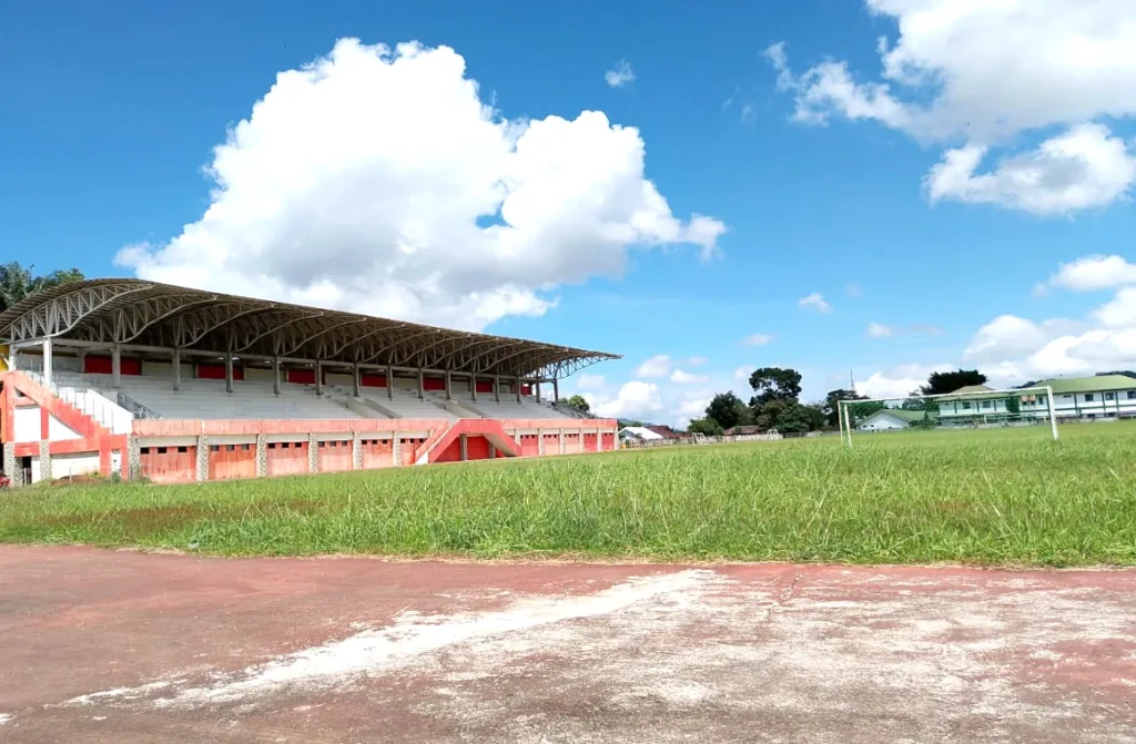 Tribun dan lapangan sepak bola di kompleks Stadion Babe Palar, Walian, Kecamatan Tomohon Selatan.