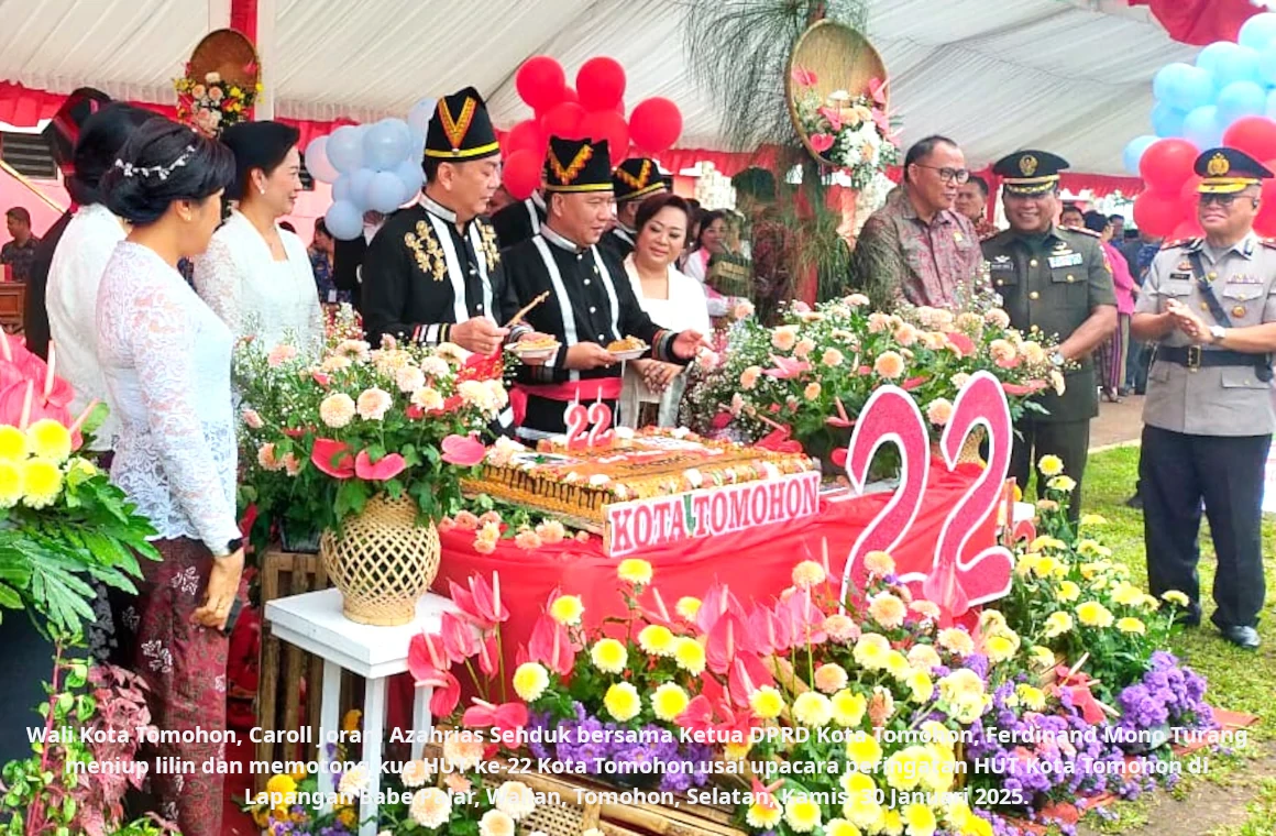 Wali Kota Tomohon, Caroll Joram Azahrias Senduk bersama Ketua DPRD Kota Tomohon, Ferdinand Mono Turang meniup lilin dan memotong kue HUT ke-22 Kota Tomohon usai upacara peringatan HUT Kota Tomohon di Lapangan Babe Palar, Walian, Tomohon, Selatan, Kamis, 30 Januari 2025.